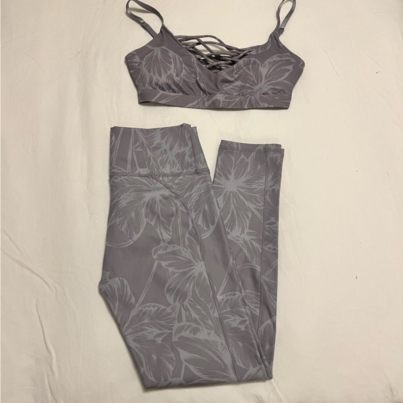 Fabletics set High waisted 7/8 Capri Leggings with matching strappy Sports Bra - Picture 2 of 11